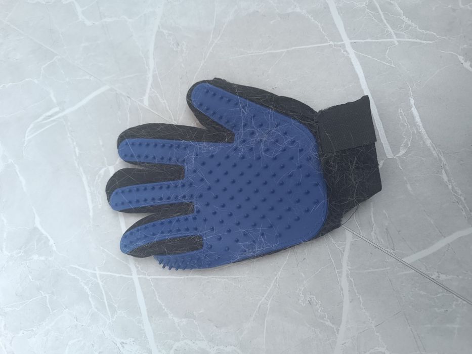 Перчатка для вычесывания шерсти