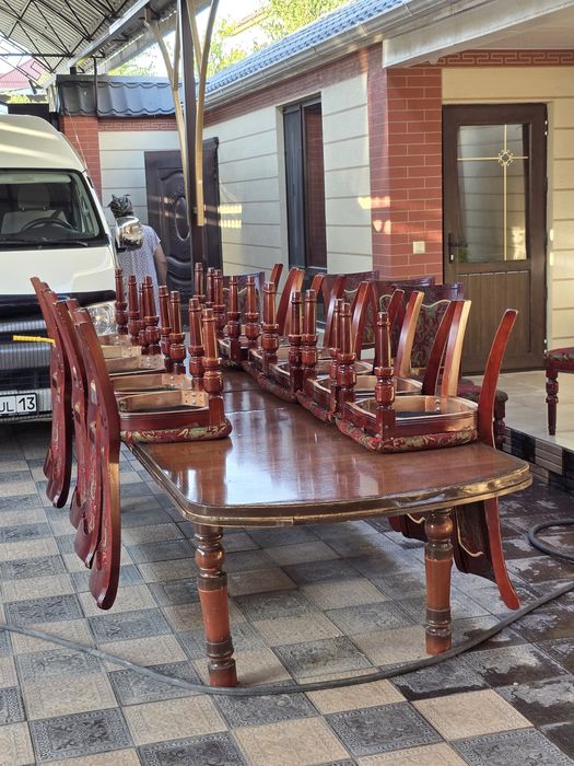 Для гостиной стол и стулья