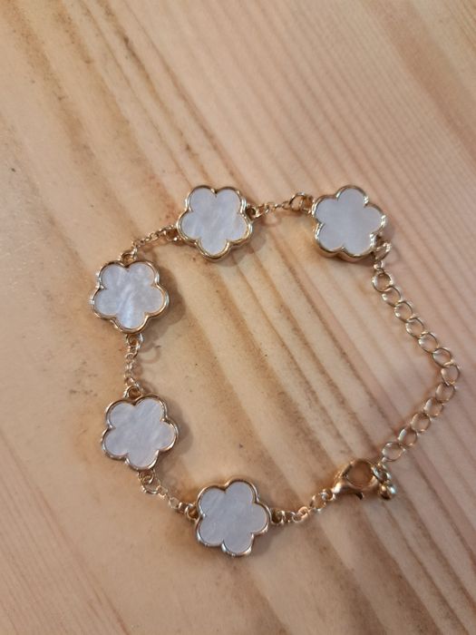 Страхотна изискана позлатена дамска гривна с бели детелинки