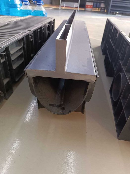 Скрытый лоток для водоотвода пластик с металлической крышкой