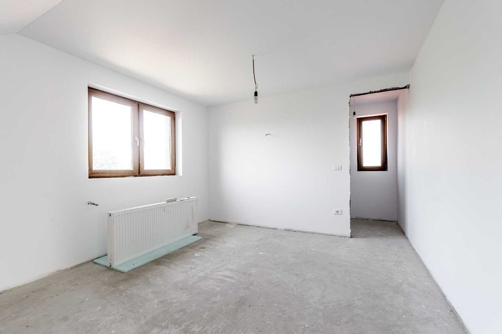 Vand Casă spațioasă în Curtici, 4 dormitoare, 3 bai, 2 terase si garaj