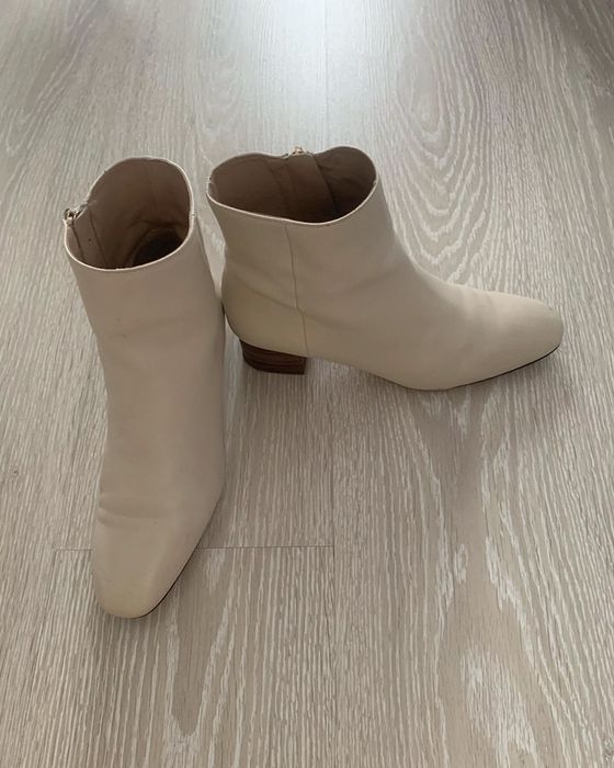 Продаю женские ботинки