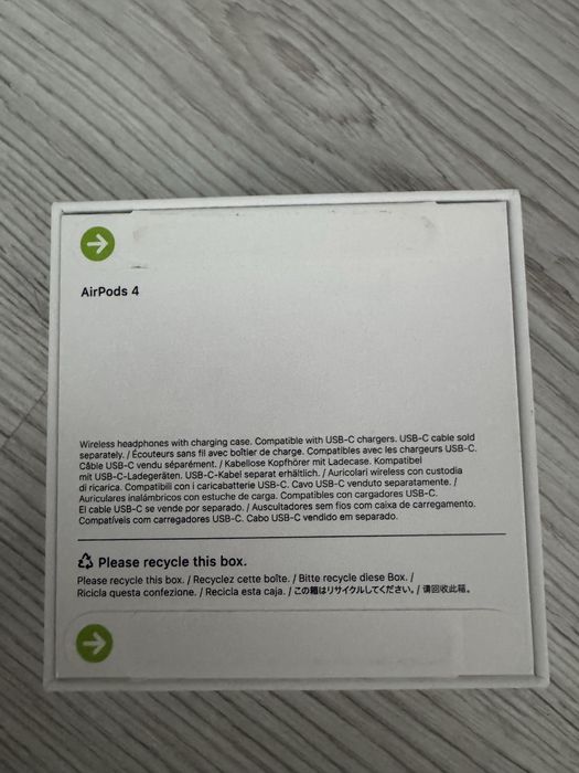 AirPods 4.