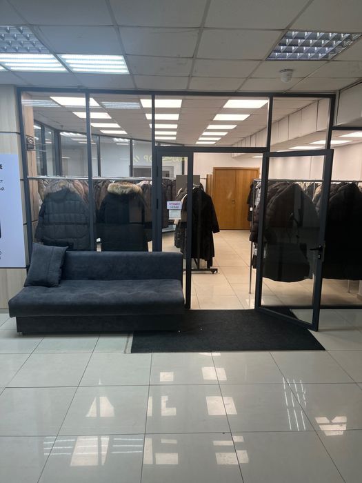 Стеклянная перегородка на бутик