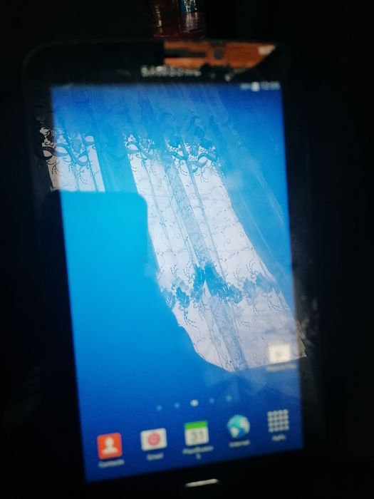 Vând mini tabletă samunsg fisurată pe ecran dar perfect funcțională