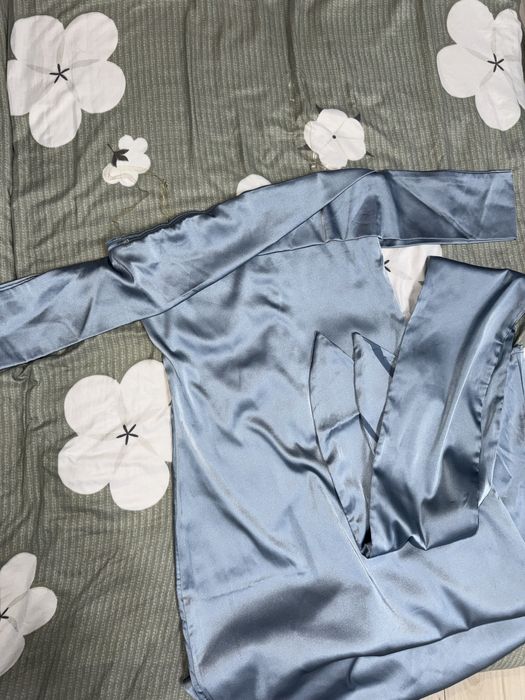 Голубое платье с открытыми плечами