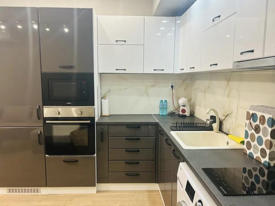 Дава се под наем Двустаен апартамент в Варна, Център - 63 кв.м за 500 € - Снимка #2