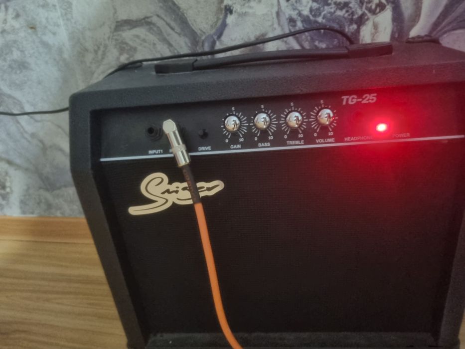 Продам электро гитару и комбоусилитель