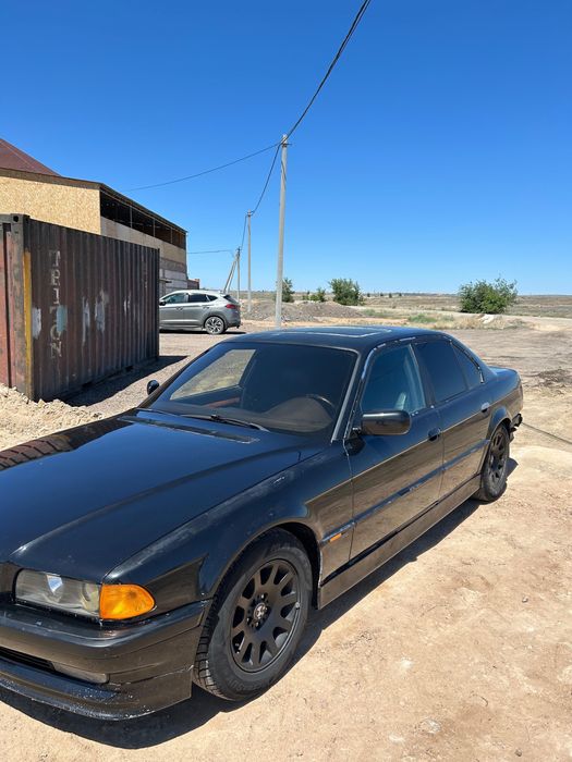 Машина BMW 7 Series (E38).