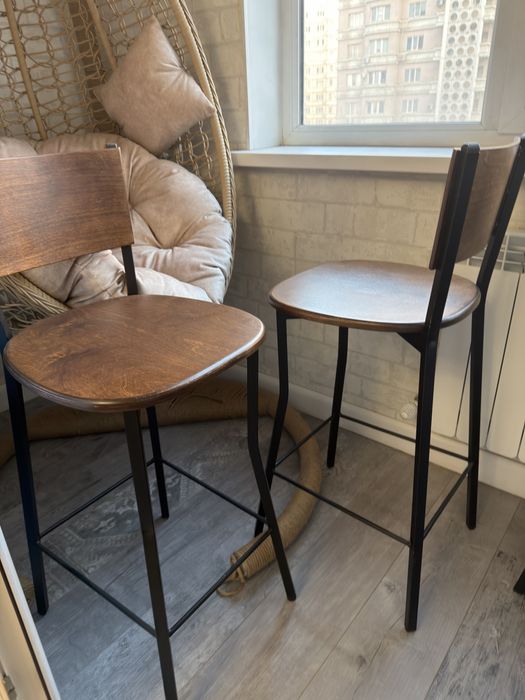 Продам барный стол со стульями