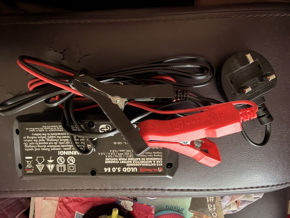 Redresor inteligent pt baterii auto si moto marca ultimate speed