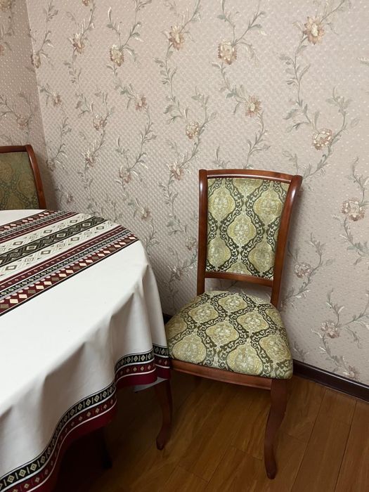 Продам стол с 6 стульями