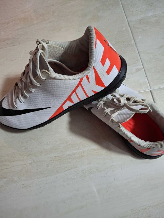 Adidasi Nike fotbal