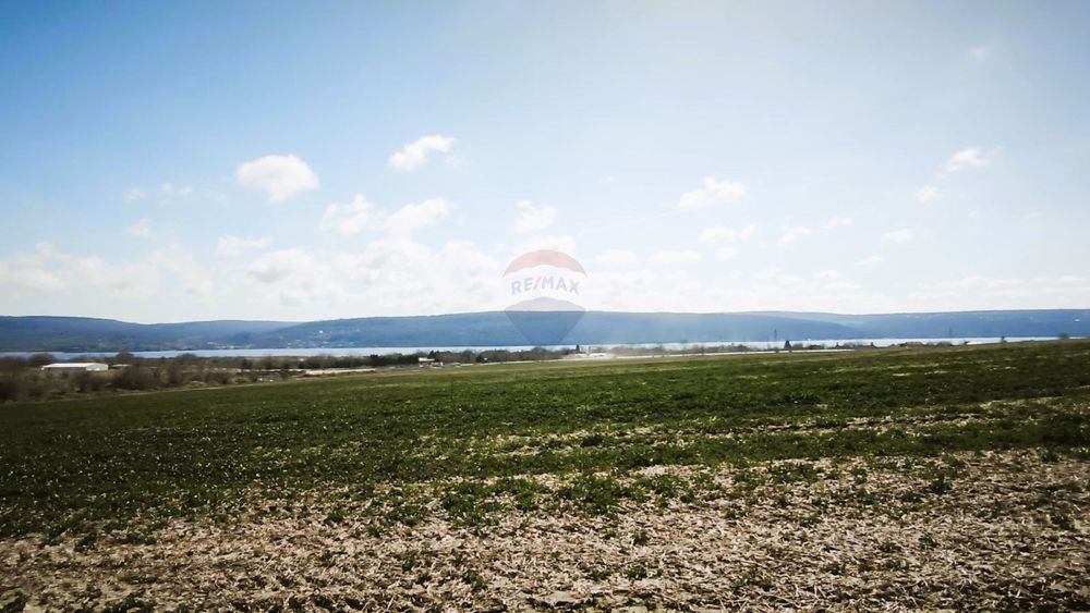 Парцел в м-т ,,Мирославови градини", с. Тополи ТЕ