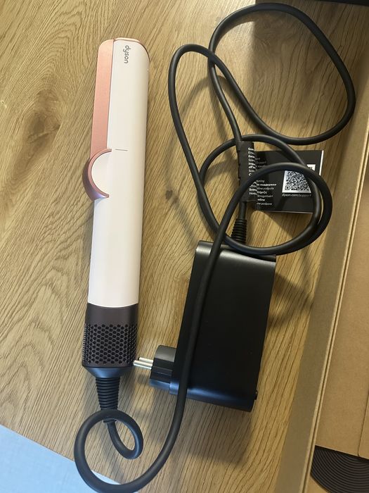 Продавам Dyson Airstrait