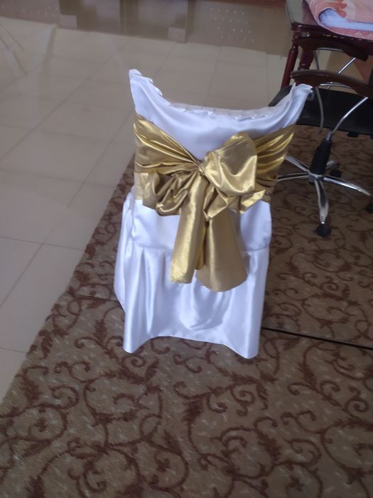 Продаются стулья с чехлами цена за комплект 150000 сум