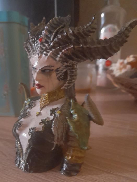 Бюст Lilith diablo 4 ръчно оцветен