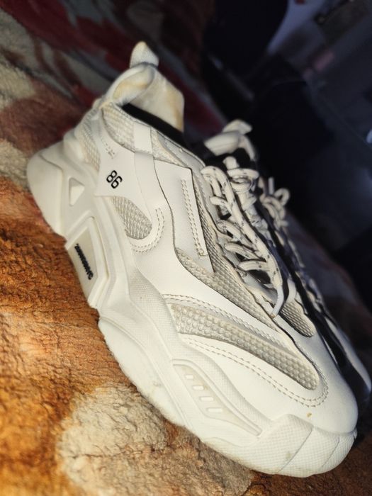 Adidași albi, sunt folosiți o dată