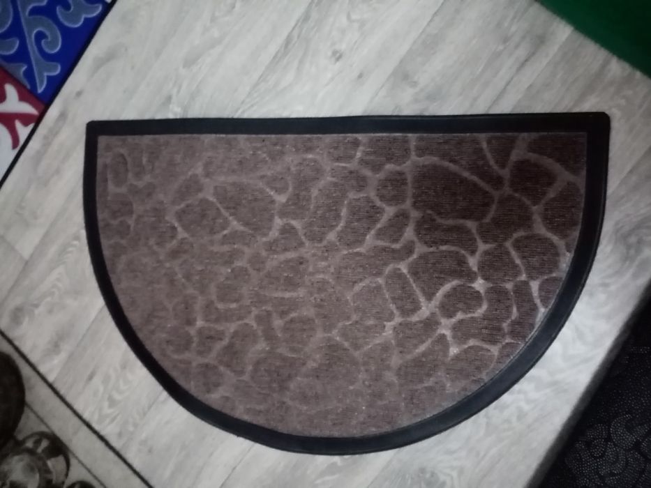 Продам коврик в хорошем состоянии 1500