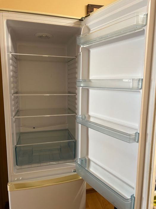 Хладилник с долен фризер Crown