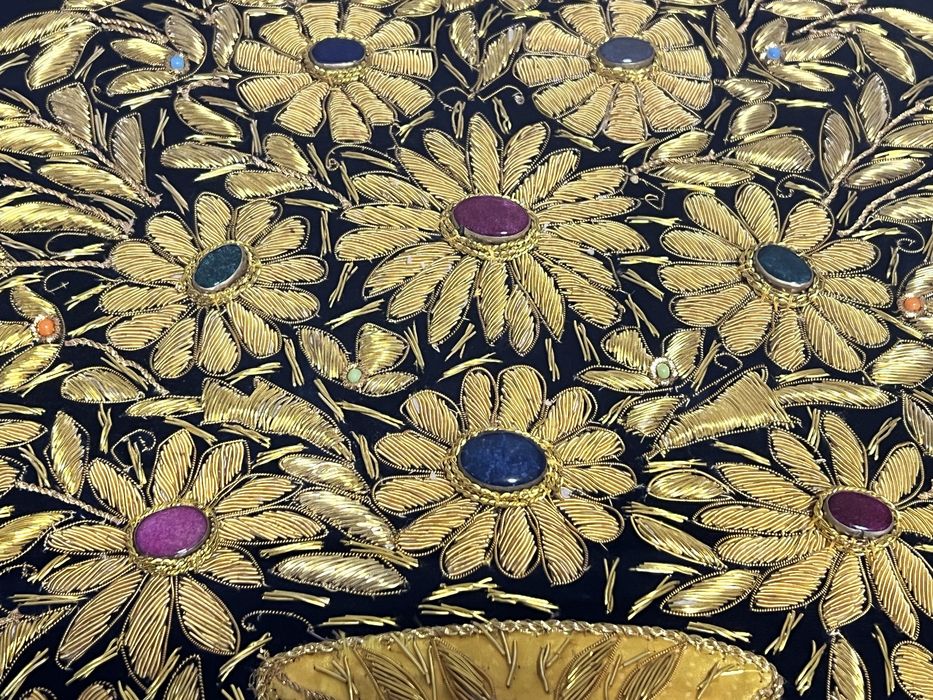 Настенная ткань с золотой вышивкой Zardozi в раме.Индийское исскуство.