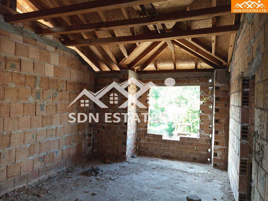 Продава сграда с търговско помощение в центъра на Дунавци