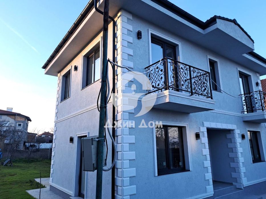 Двуетажна къща с двор в с. Маринка