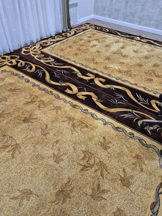 Классический ковёр с орнаментом — чистый и ухоженный