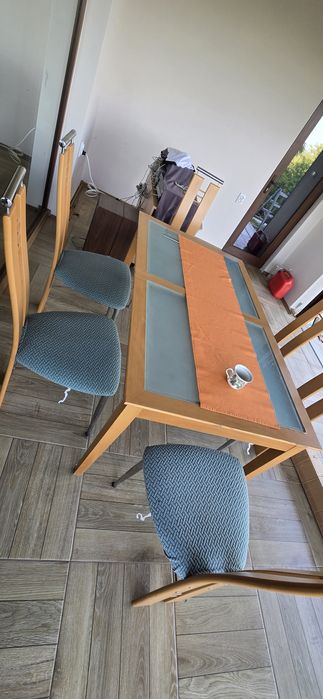 Трапезна маса с 6 стола изработена от дърво и 2бр матови стъкла