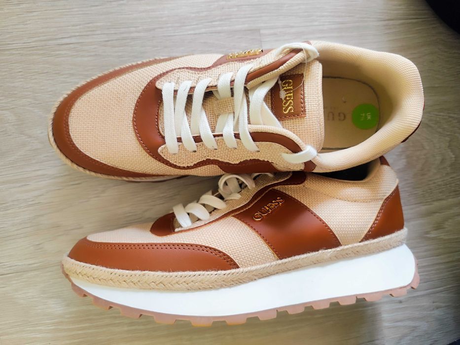 Нови оригинални спортни обувки Guess