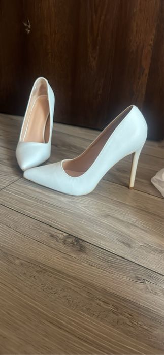 Бели кожени токчета