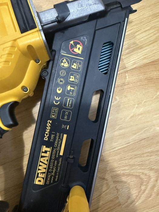 Такер Dewalt DCN692