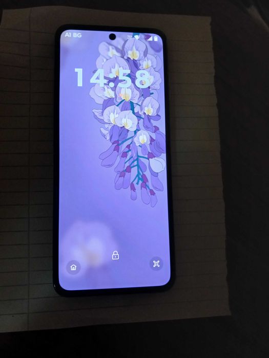 Продавам телефон смартфон Motorola razr50 сгъваем камера