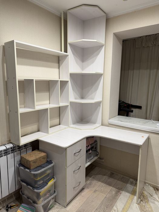 Стол для детской комнаты с полками