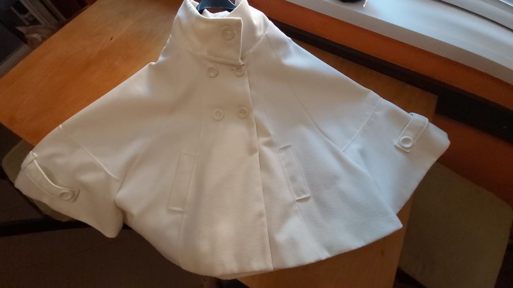 Дамско палто и пелерина