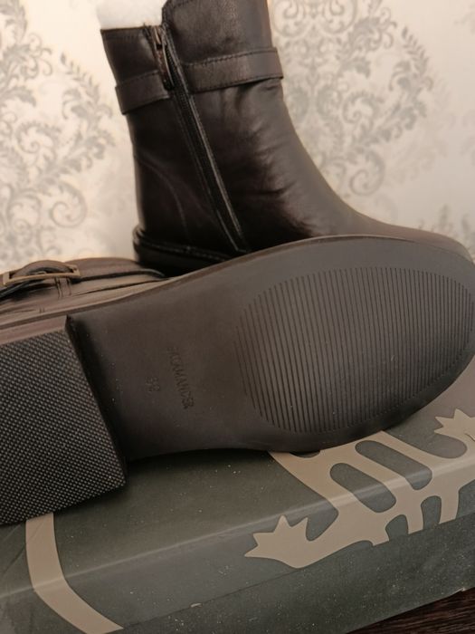 Продам женские ботинки