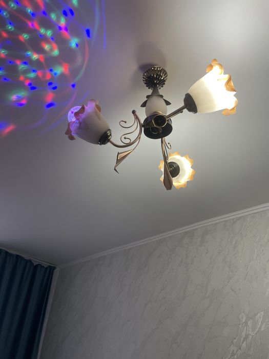 Продам люстры даром