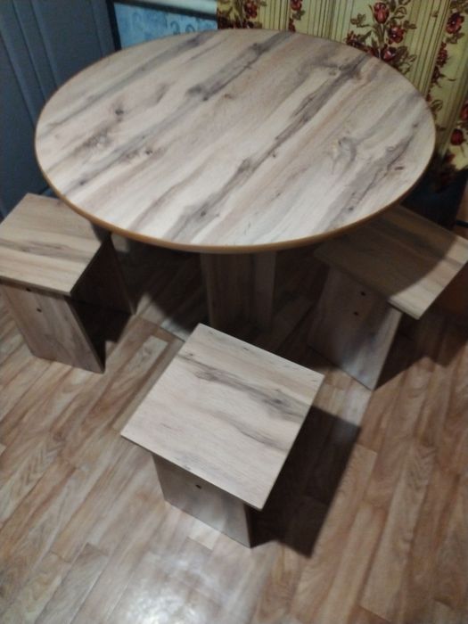 Стол кухонный с табуретами