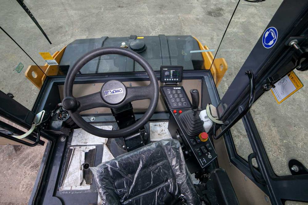 XCMG XD83  гидравлический вибрационный каток 8 тоник  на складе