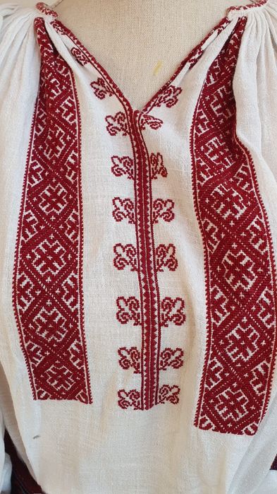 Costum popular (ie/camasa, valnic/fota/catrinta/opreg)