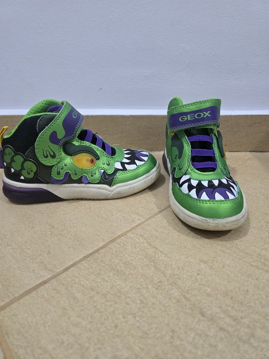 Vând încălțăminte baiat