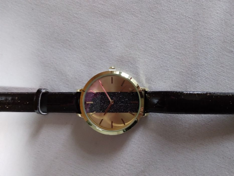 Часовник дамски с имитация на златно покритие на циферблата а