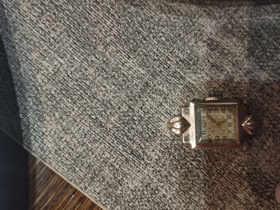 Золотые часы женские