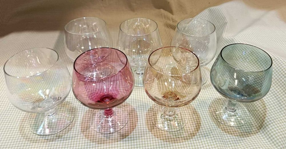 Красиви чаши за коняк от цветно стъкло