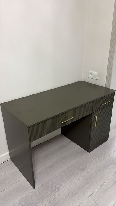 Парта, консель, туалетный столик