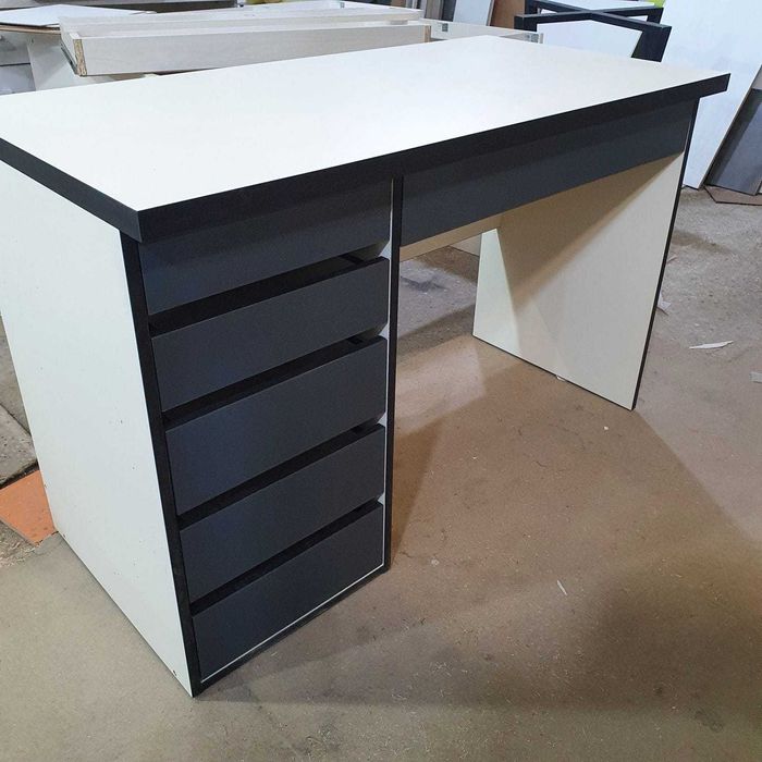 Уютный стол для учебы