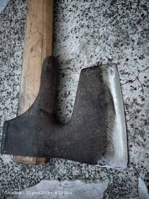 Предлагам изгодно стабилна брадва за цепене и сечене на дърва.