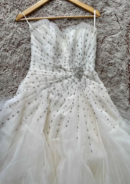 Rochie de mireasa cu crinolina