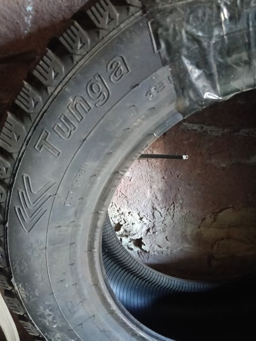 Продам зимние шины шипованые в месте с дисками .