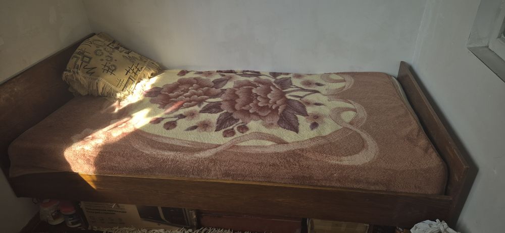 Продаётся  кровать деревянная б/у